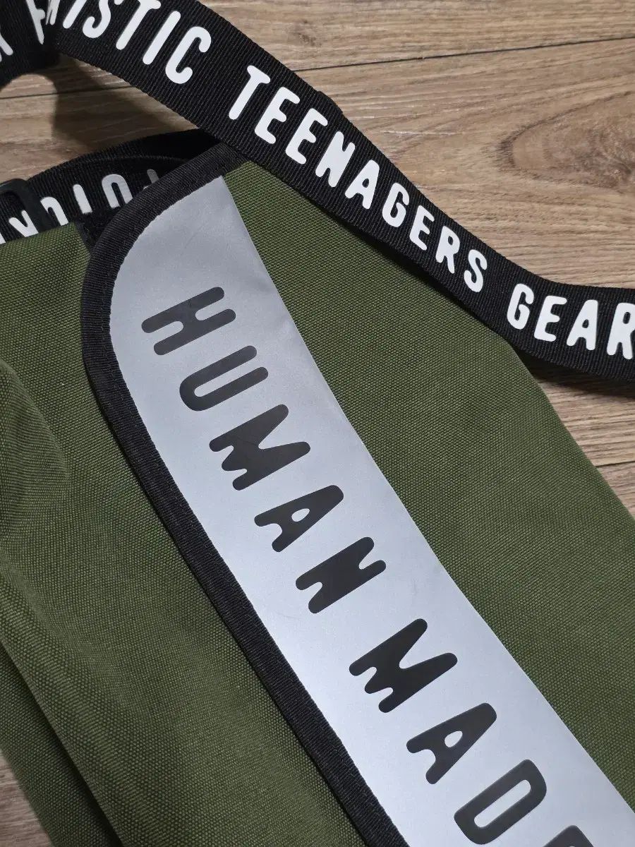 グリーン メッセンジャーバッグ