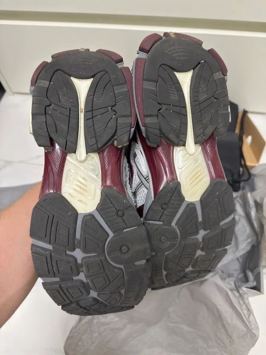 42 バレンシアガ ニューランナー バーガンディ