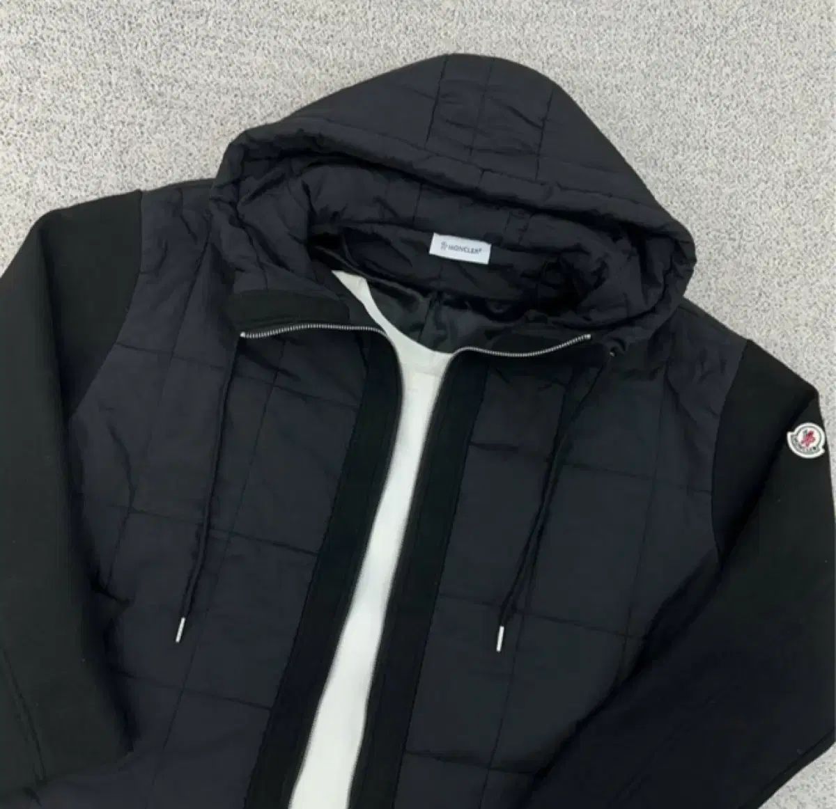 モンクレール ブラック フード ダウン ジャケット