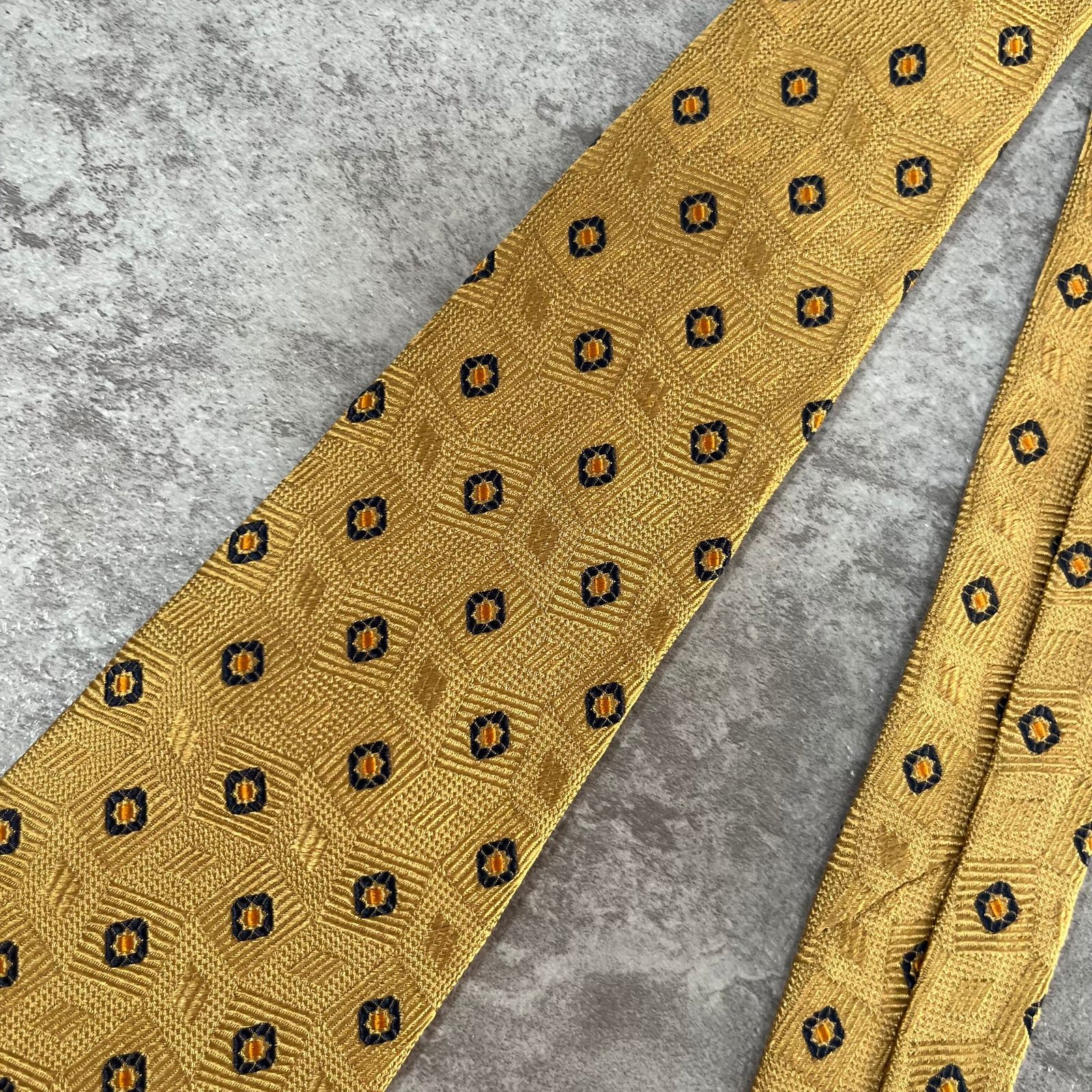 BURBERRY ネクタイ ブロックチェック柄 ゴールド系 パターン柄 Burberry】タイル柄ネクタイ ブロックチェック イエロー 光沢