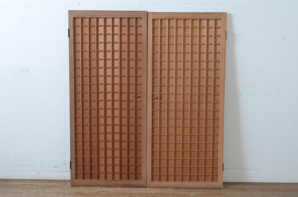 現状販売 両開き扉1対 セット アンティーク建具 細かなマス目 升目 格子 きつね格子 狐格子 窓 木製戸 4～7営業日前後で発送 修理加工希望の方3ヶ月程で発送 R-065339