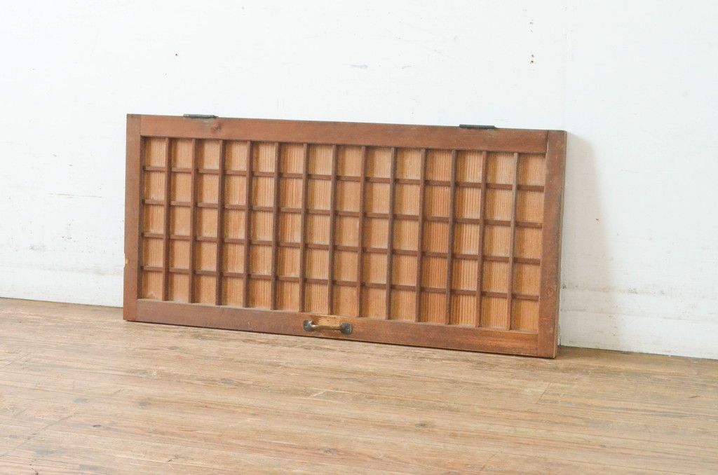 現状販売 扉 アンティーク建具 マス目 升目格子 きつね格子 狐格子 窓 木製戸 4～7営業日前後で発送 修理加工希望の方3ヶ月程で発送 R-065341