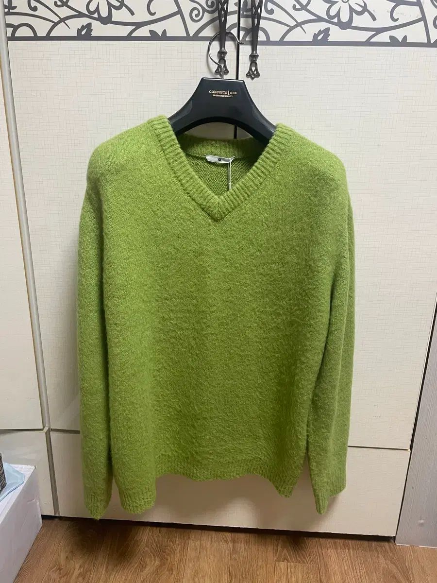 STU 25 FW Vネック ニット グリーンカラー Lサイズ