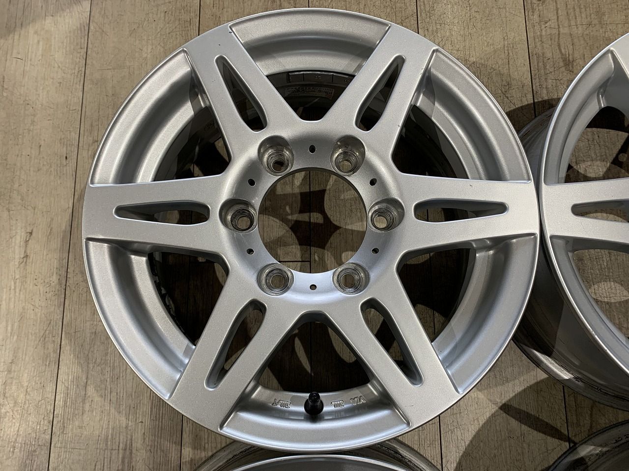 2512040 CV 201 15インチ 6 J 35 PCD 139.7 H 110 mm ハイエース キャラバン 等