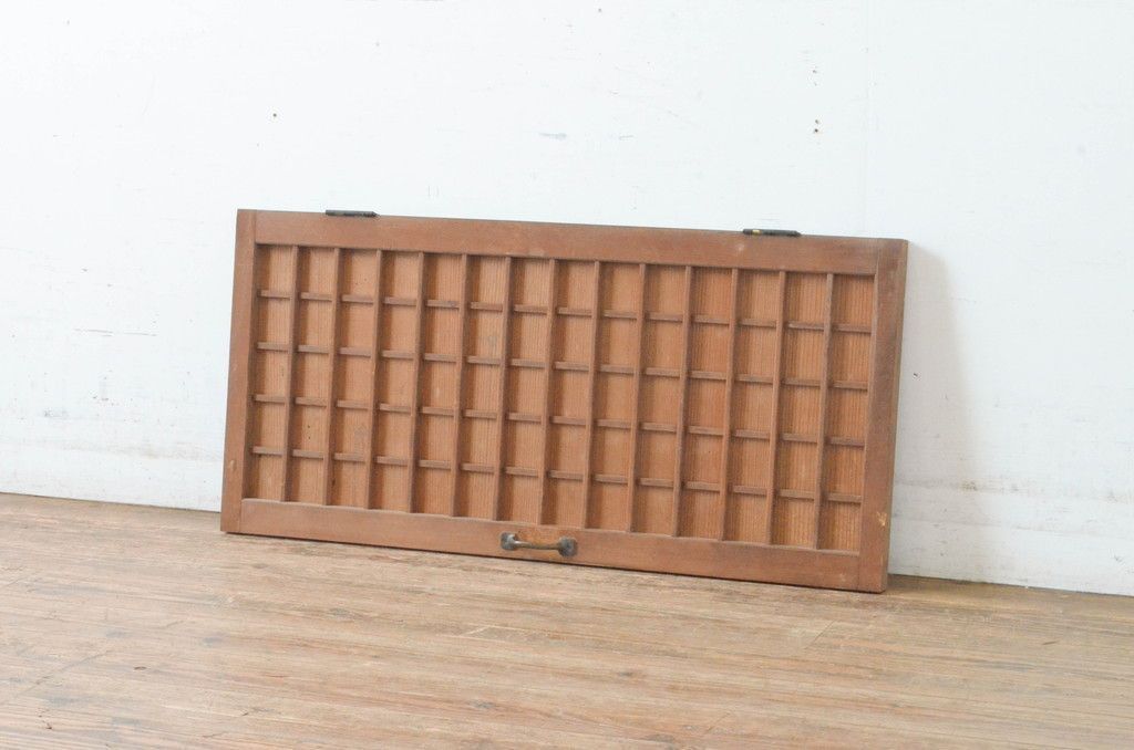 現状販売 扉 アンティーク建具 マス目 升目格子 きつね格子 狐格子 窓 木製戸 4～7営業日前後で発送 修理加工希望の方3ヶ月程で発送 R-065342