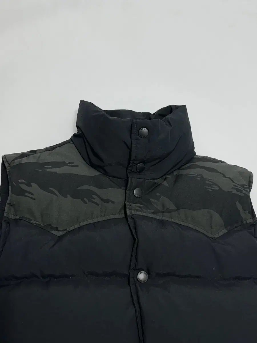 ERA タイガー カモフラ ダックダウン ダウン ベスト