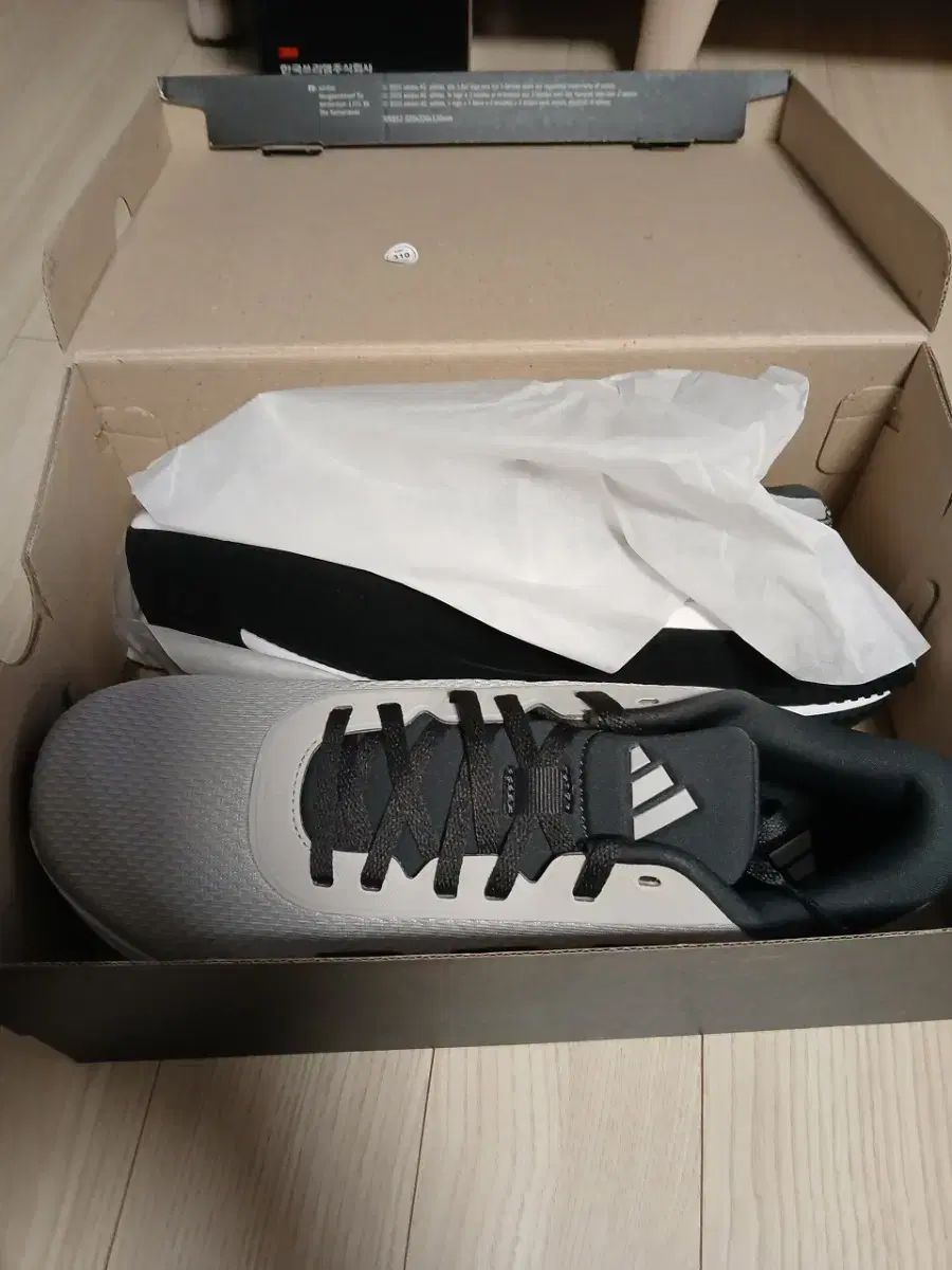 アディダス スニーカー