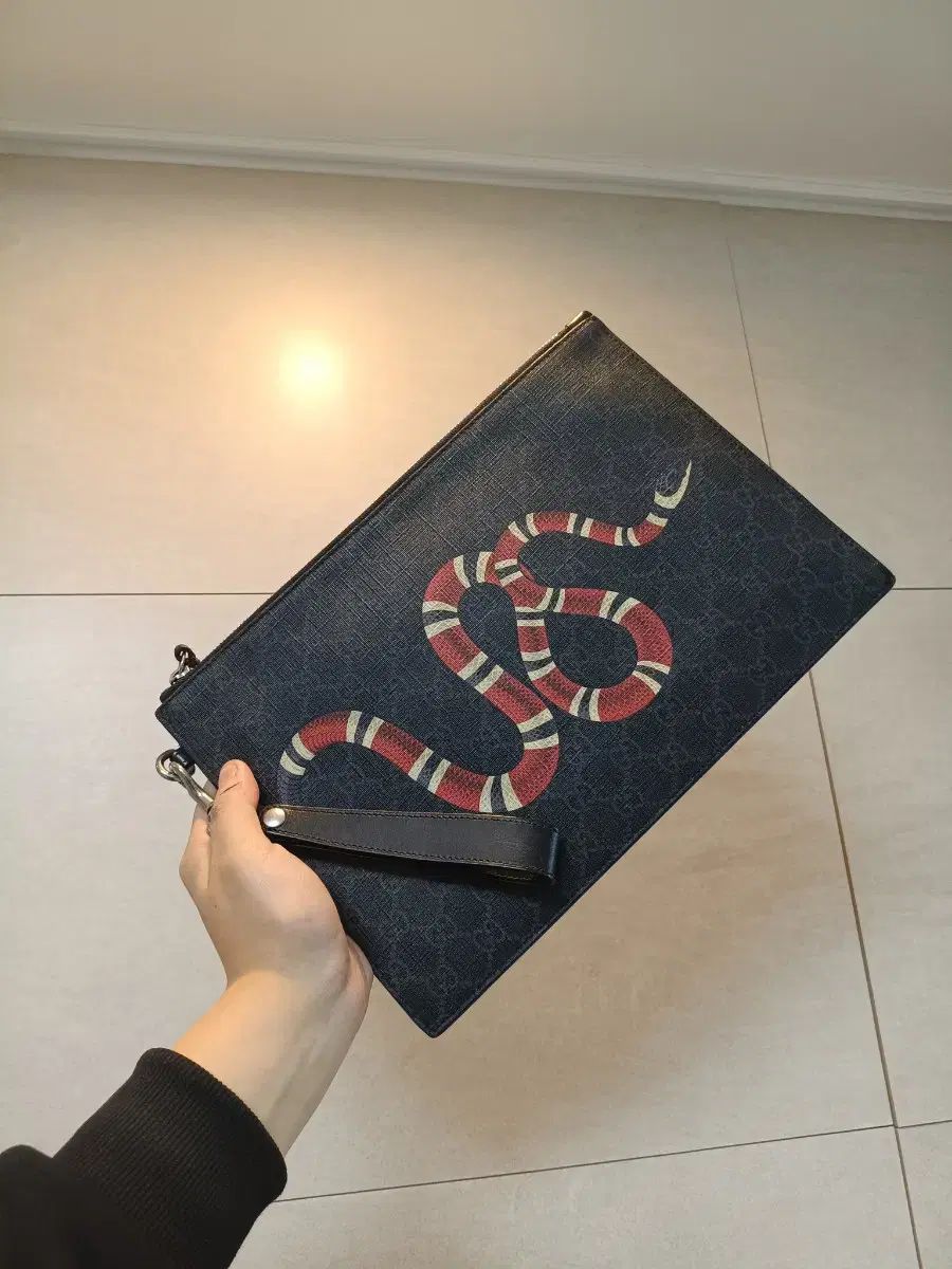 グッチ キングスネーク GG シュプリーム クラッチバッグ