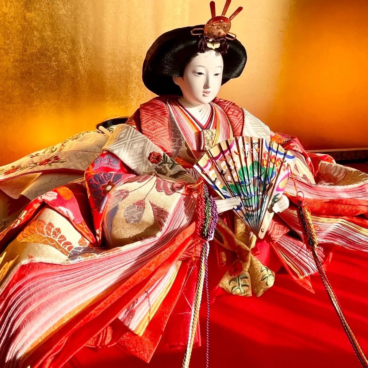特大 京六番 上親王飾り 絢爛豪華な正絹金襴と鳳凰柄 木手 本桐胴の 上仕立て ︎台座 親王小道具付き 色重ね 十二単衣 平安装束 高貴なお顔 別売大きな天冠もお似合い 雛祭り 雛人形 おひなさま