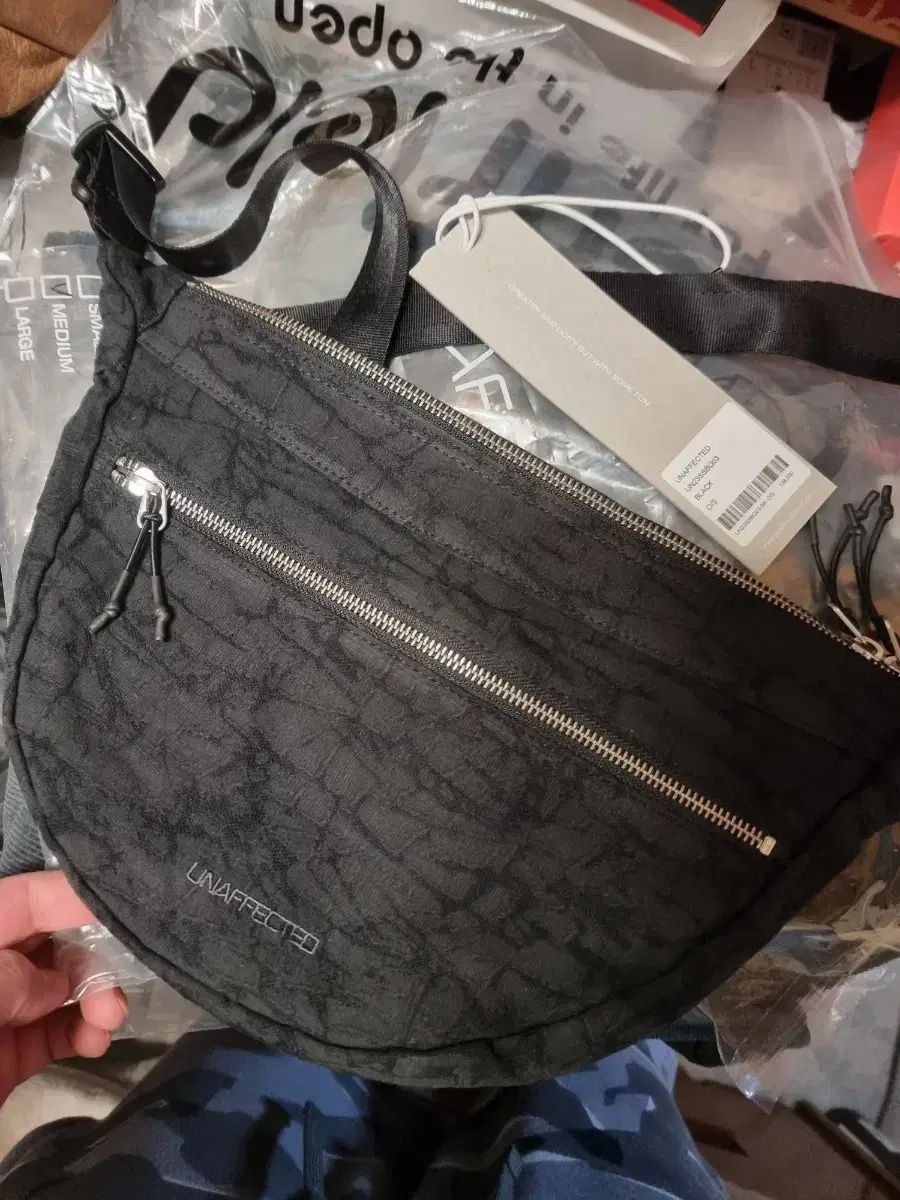 UNAFFECTED ロゴ ボディ クロスバッグ