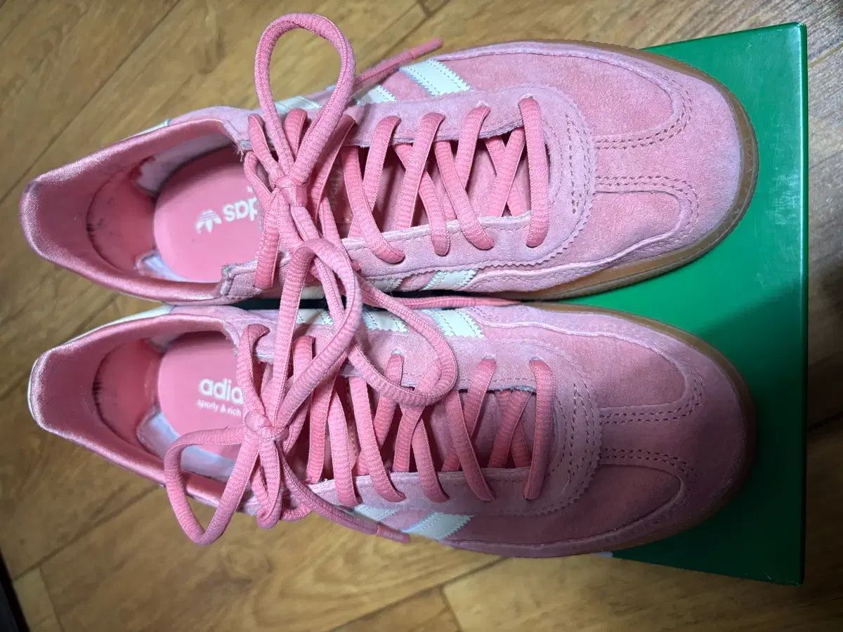 アディダスxスポーティアンドリッチ