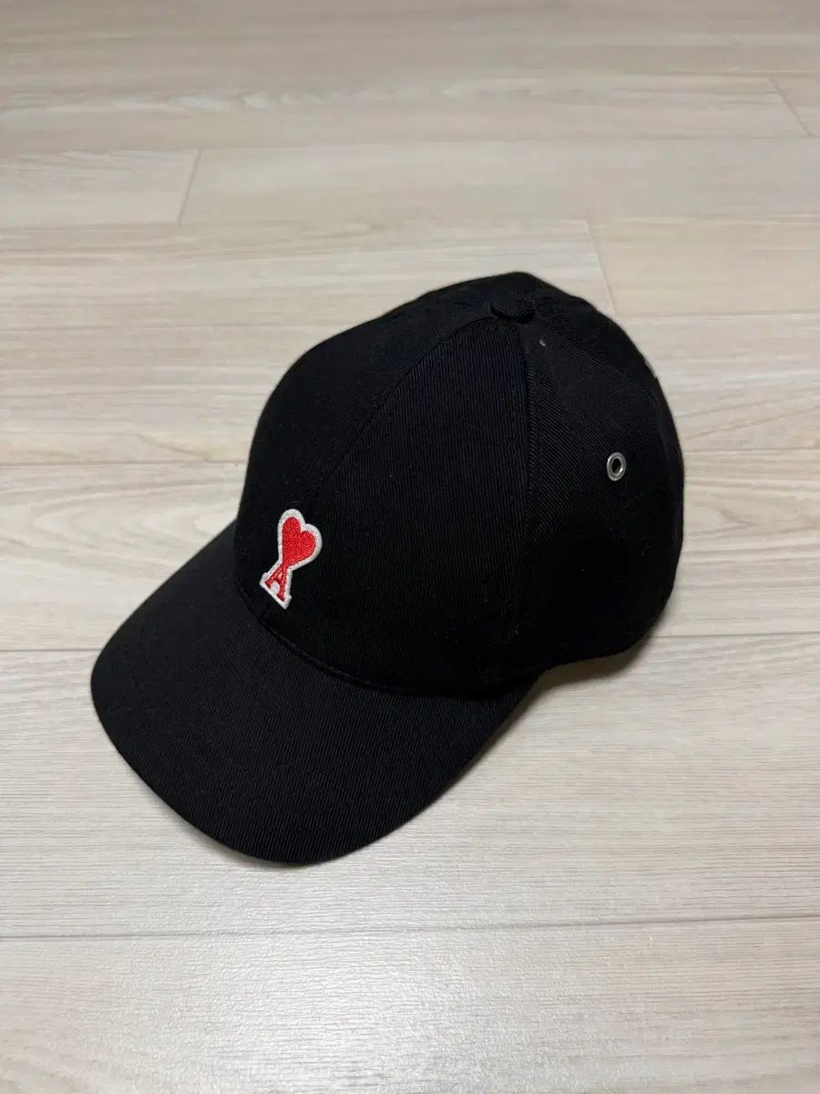 アミ ハート ロゴ ブラック ベースボールキャップ
