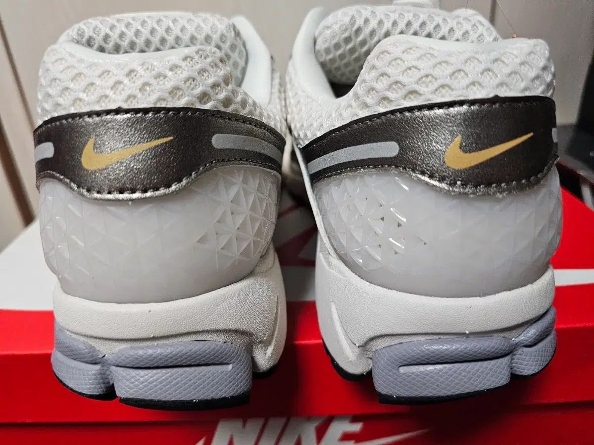 260 快適でスタイルの良いスニーカー