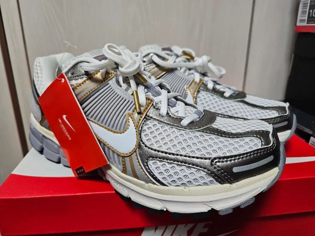 ナイキ ズーム ボメロ 5 プラチナム 260 快適でスタイルの良いスニーカー