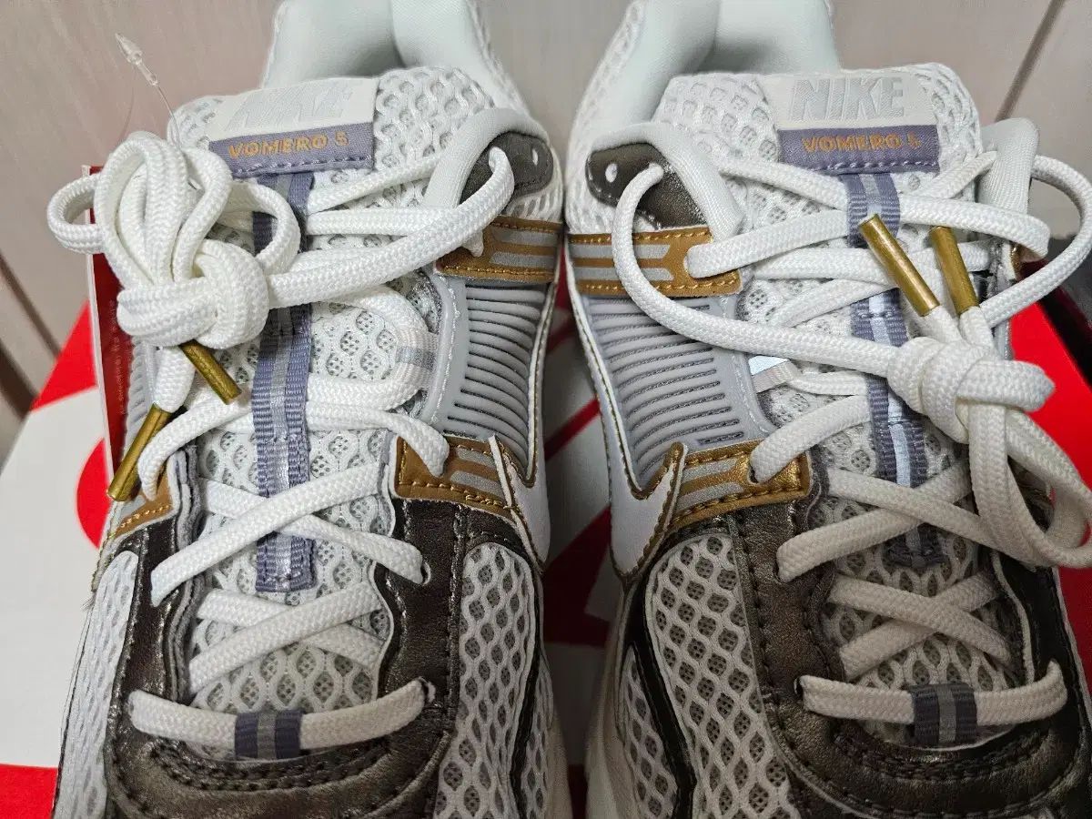 260 快適でスタイルの良いスニーカー