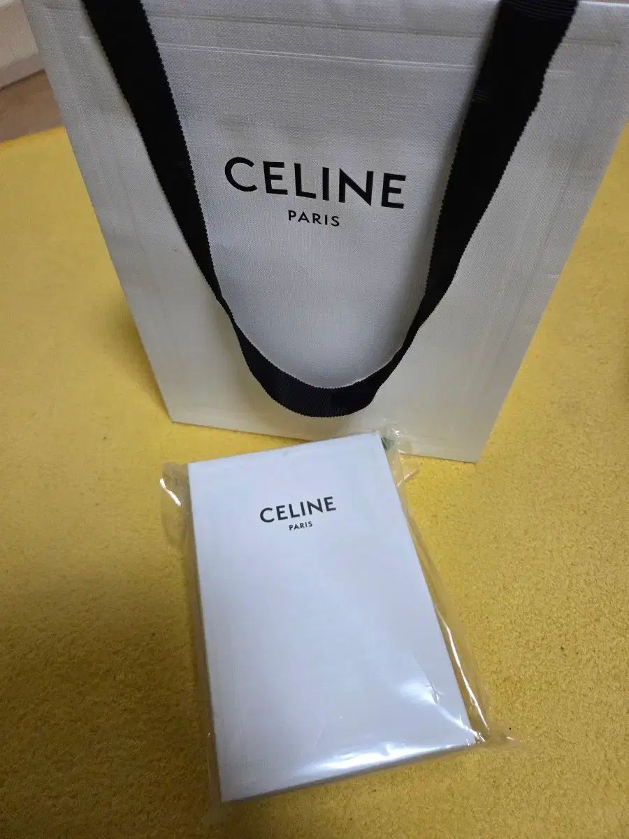 セリーヌ シャイニー カーフスキン カードウォレット