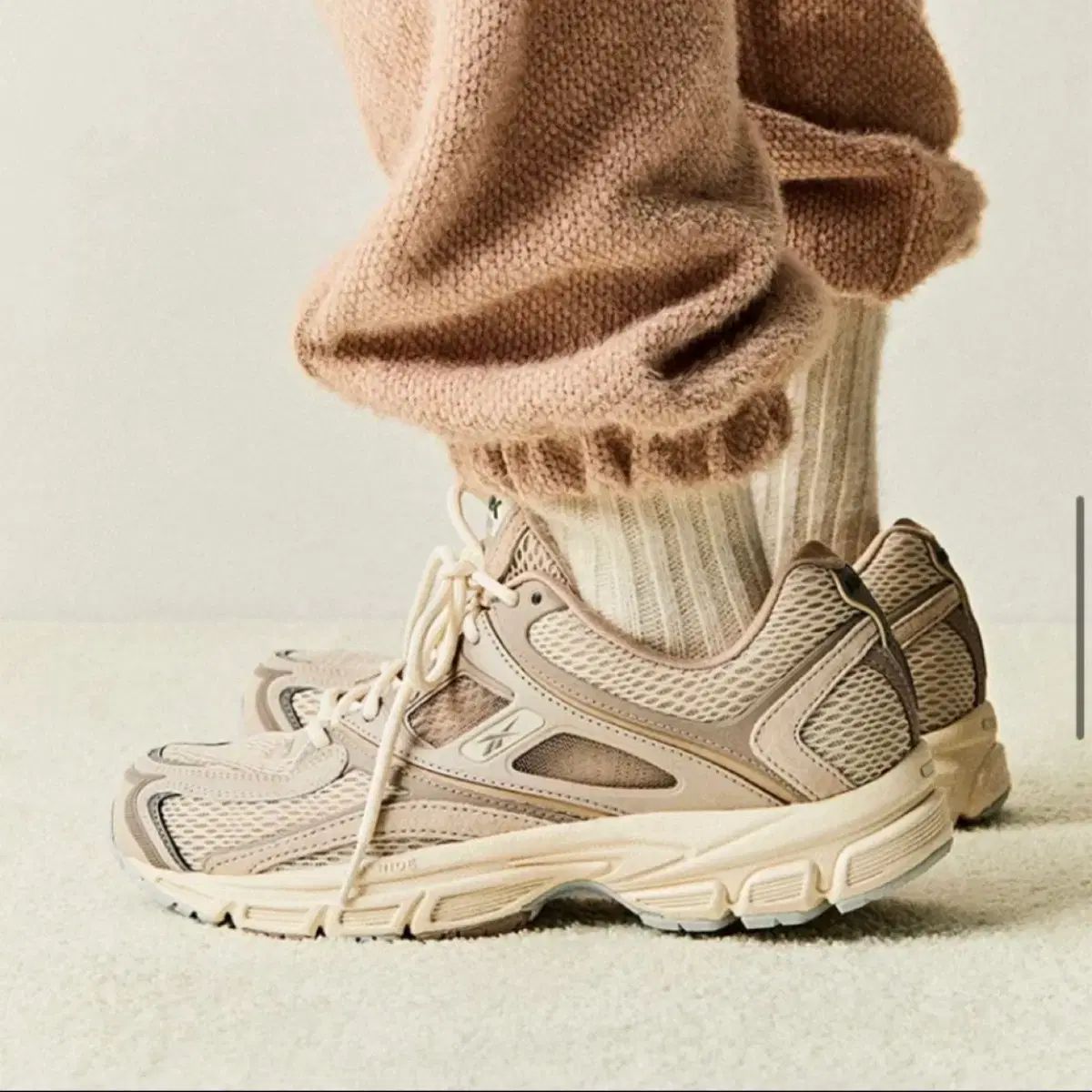 イ ヒョリ スニーカー リーボック トリニティ アイボリー 245 mm