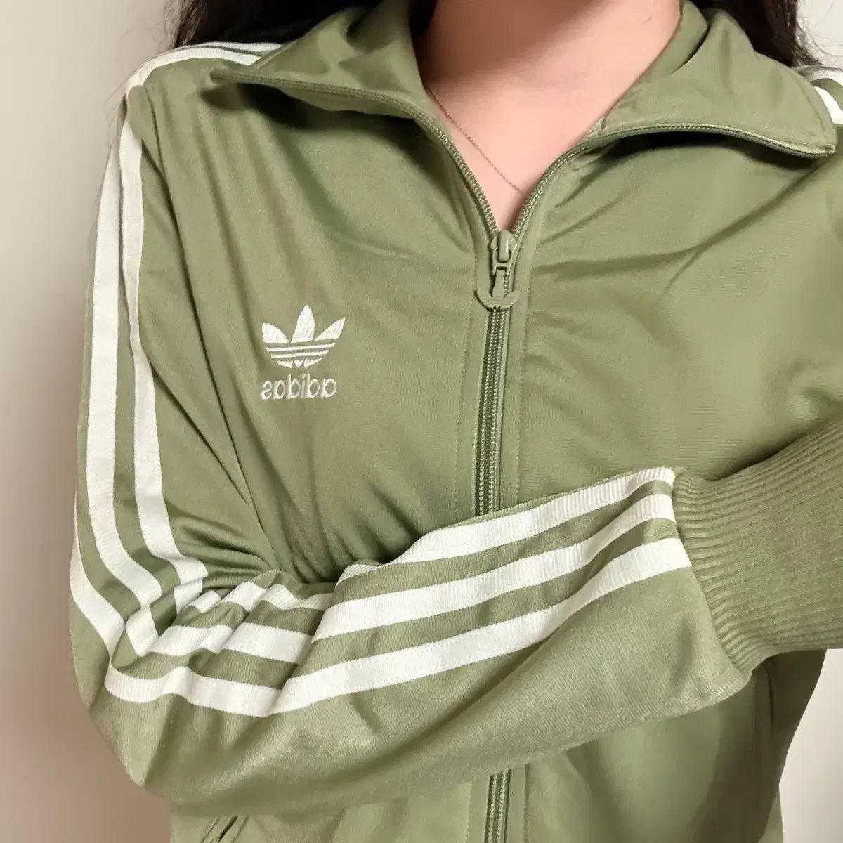 アディダス必須アイテム カーキ オリーブ ジャージ トラックジャージ