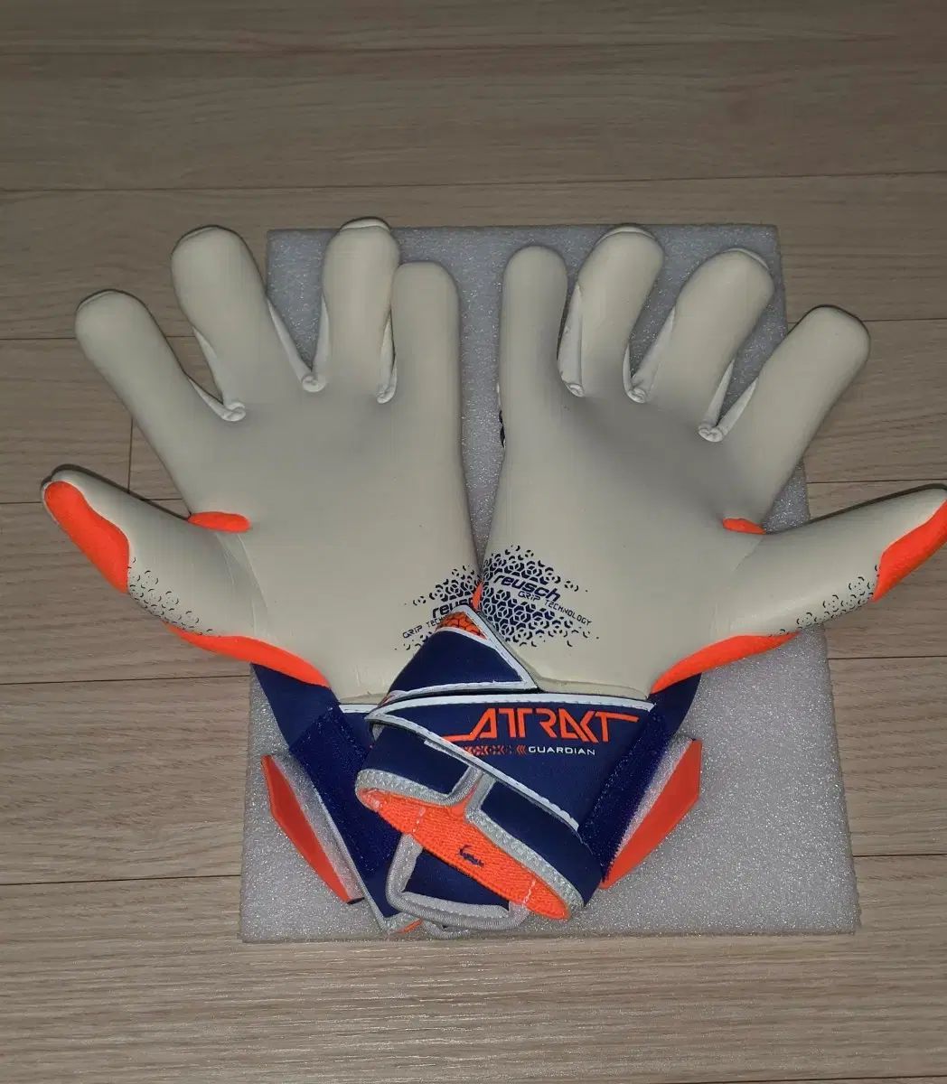 ロイシュ アトラクト GOLD X ガーディアン キーパーグローブ 8 5号