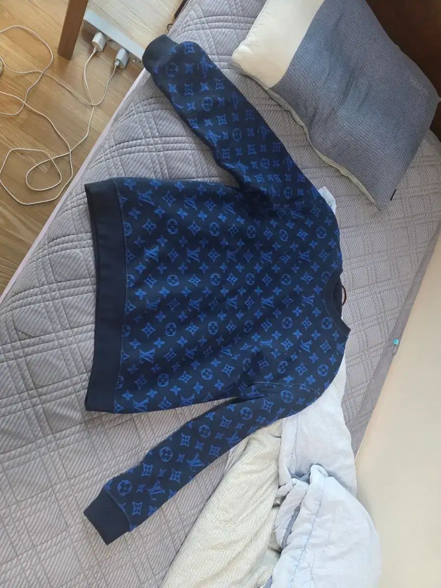 ルイヴィトン モノグラム スウェット ラージ