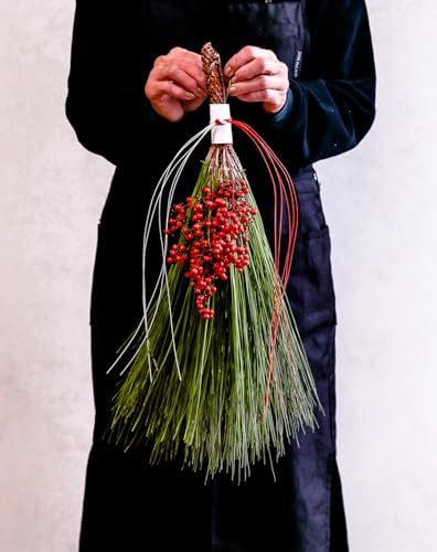 シンプルでオシャレなモダン正月リース 正月飾り 玄関飾り 正月 リース お正月 しめ縄 御幣付き 大根締め 大根注連 神棚 輪飾り 門松 若松 神奈川の花屋 フローリストせきど 総理大臣賞受賞デザイナー監修 大王松 南天 紅白水引の和モダン飾り 彡