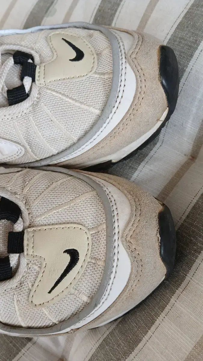 アイボリー スニーカー