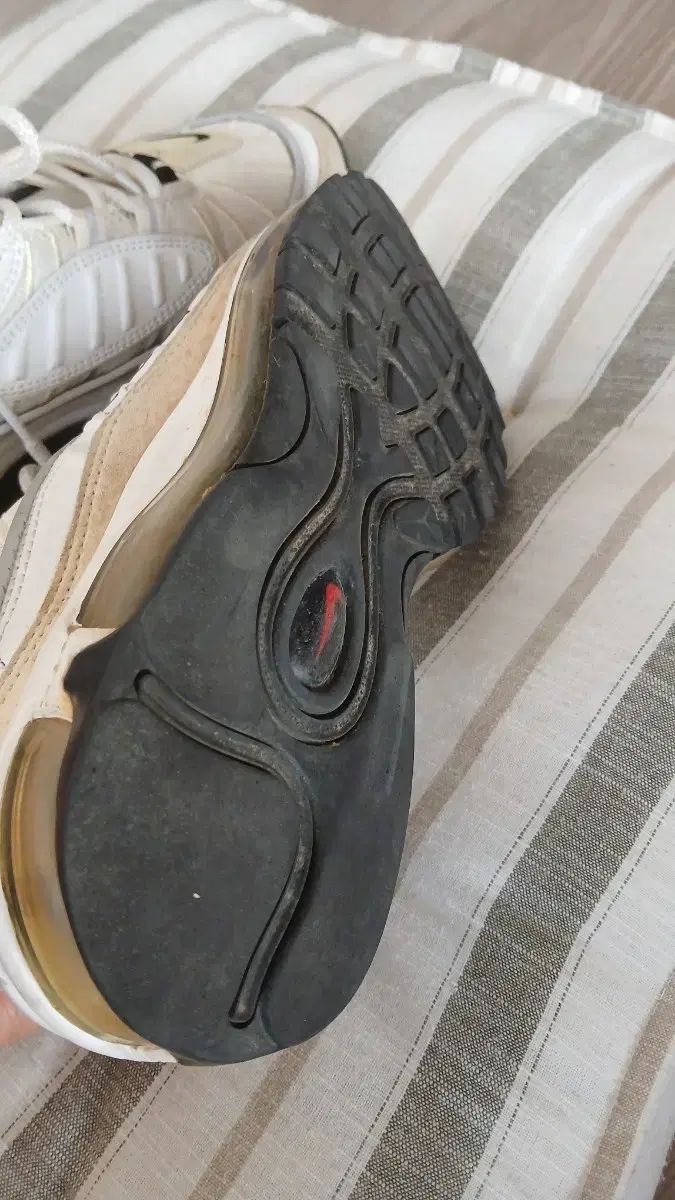 アイボリー スニーカー