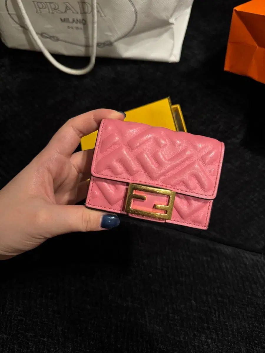 FENDI マイクロ トライポール リング 二つ折り財布 ピンク