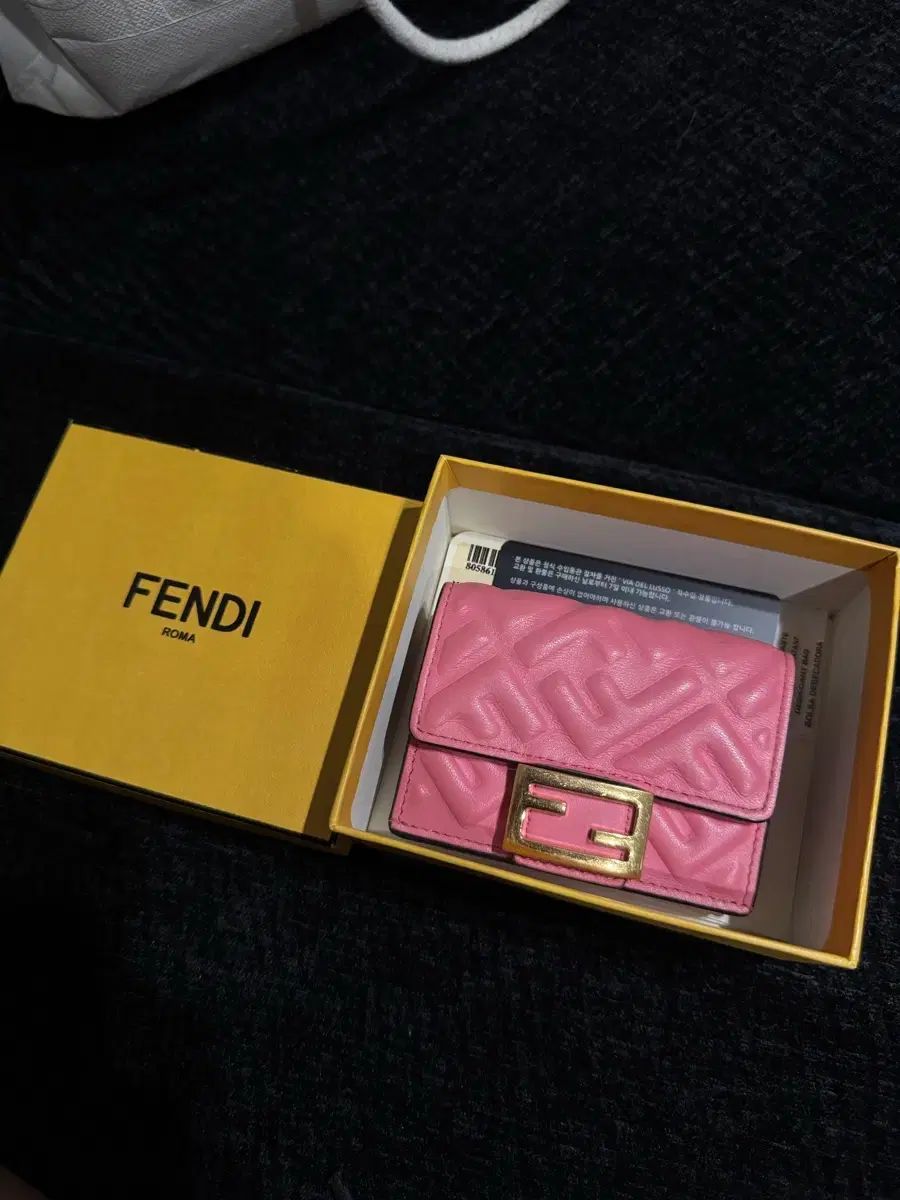 FENDI マイクロ トライポール リング 二つ折り財布 ピンク