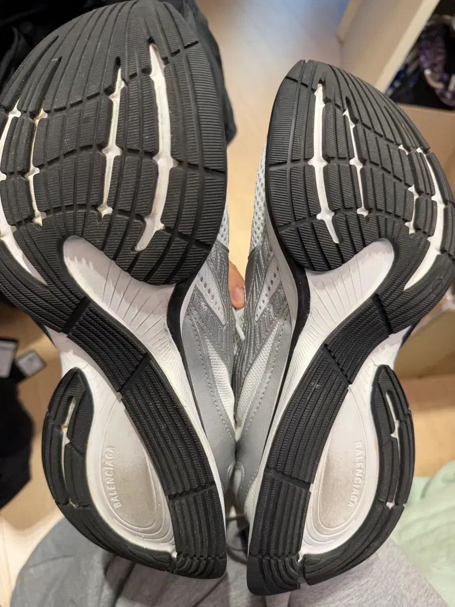 バレンシアガ サーキット シルバー 44