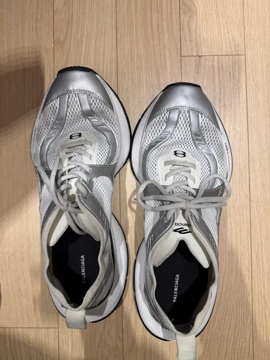 バレンシアガ サーキット シルバー 44