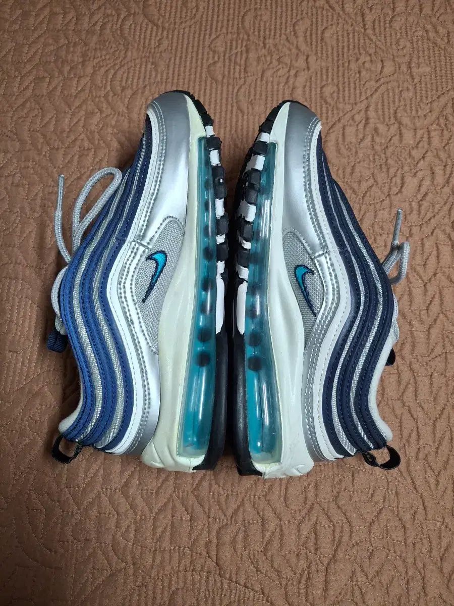 スニーカー 2216