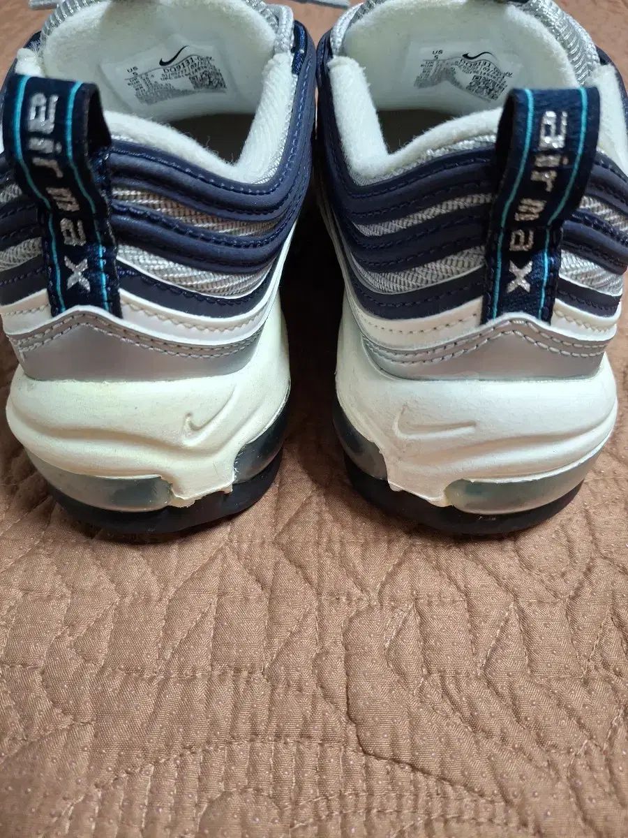 シルバー スニーカー