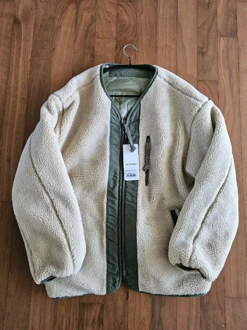 OUTSTANDING インナージャケット