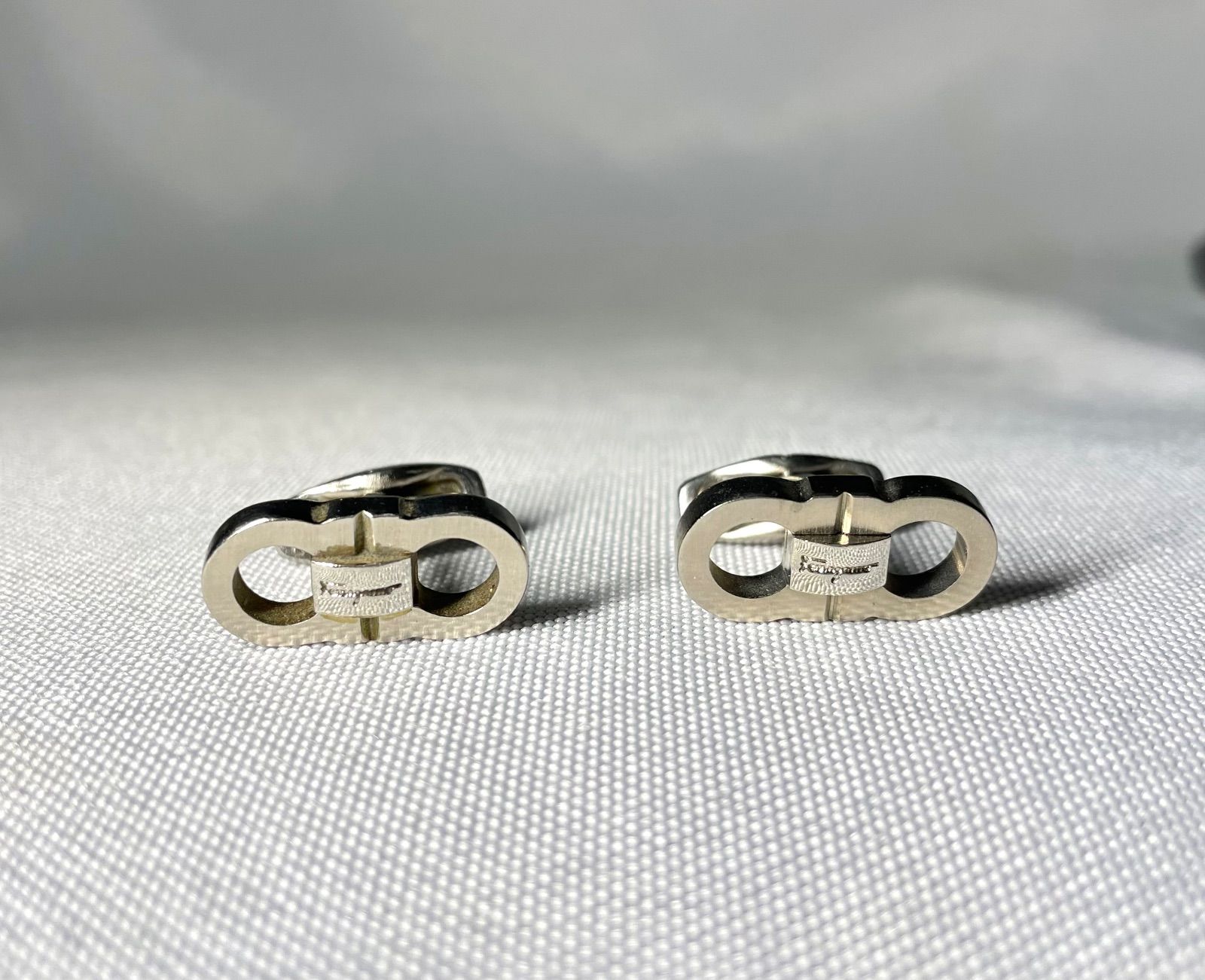 サルヴァトーレ フェラガモ カフス レッド シルバー金具