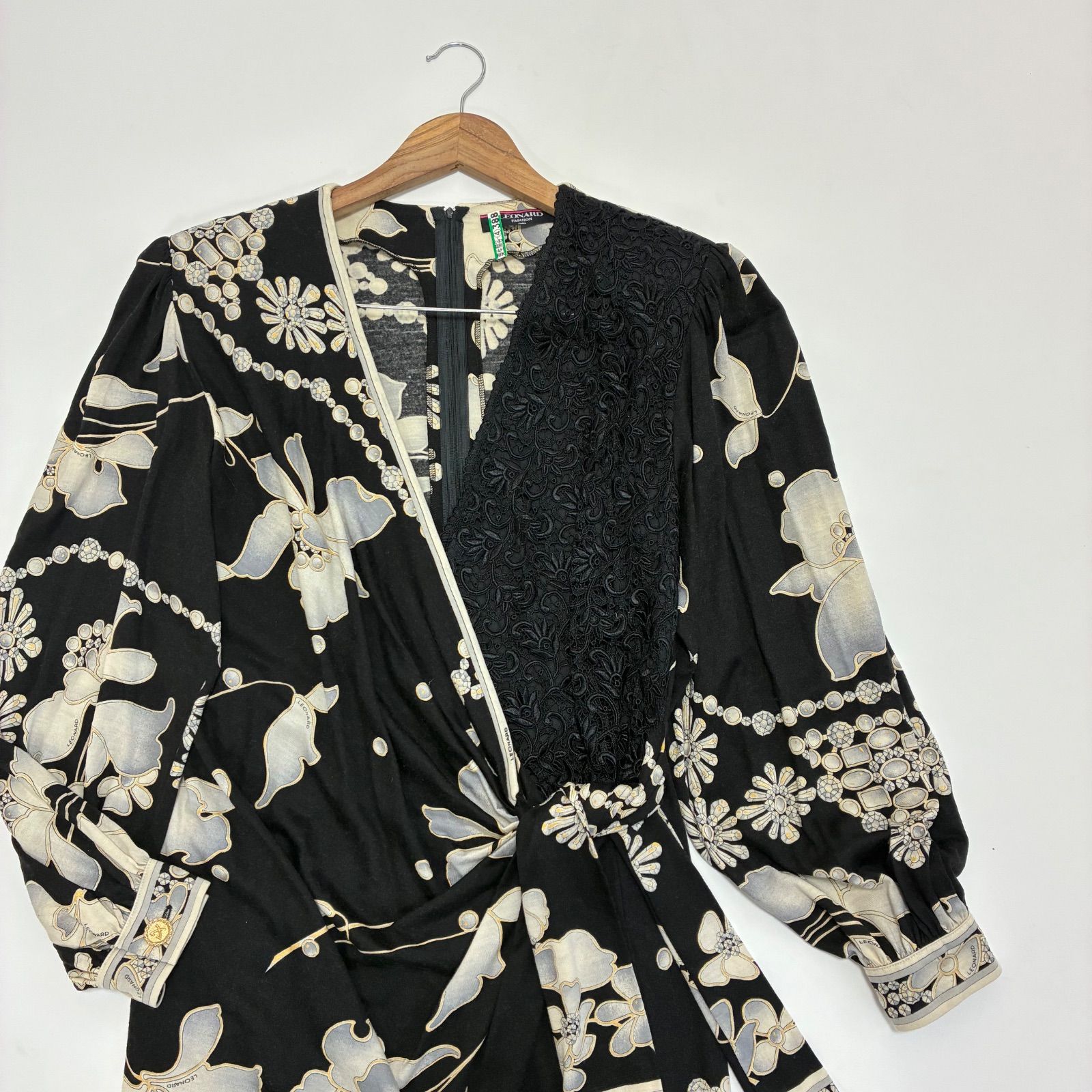 【美品】レオナール ジュエリー総柄Aラインワンピース 金ボタン 黒リボンMサイズ LEORARD レオナール☆カシュクールワンピース 42 アシンメトリー