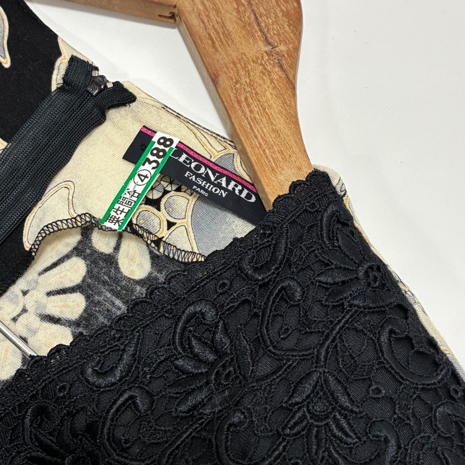 【美品】レオナール ジュエリー総柄Aラインワンピース 金ボタン 黒リボンMサイズ 後ろリボンコクーンワンピース｜JENNE(ジェンヌ)公式通販：パリ