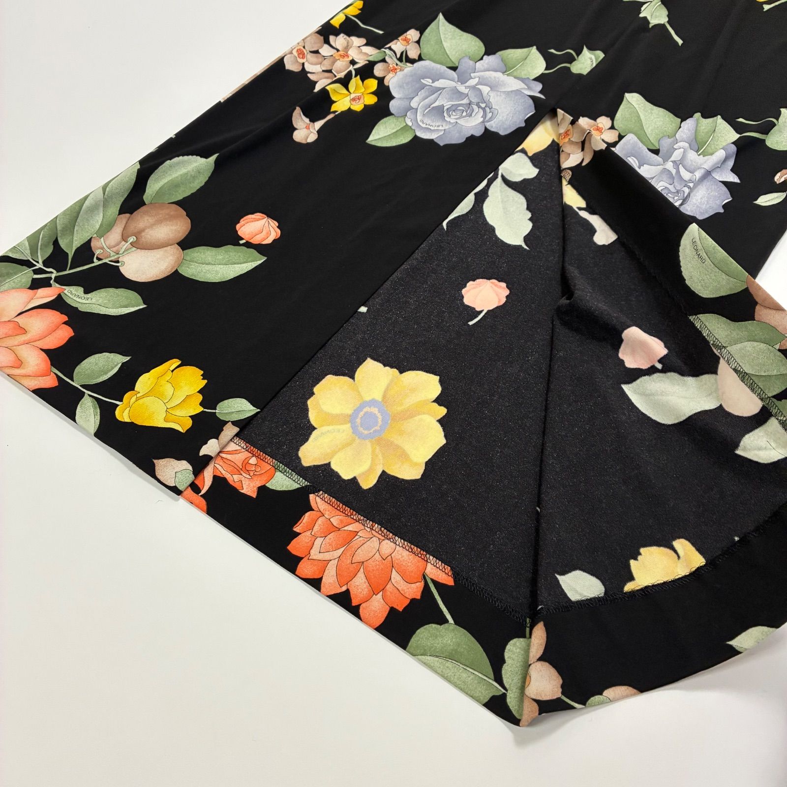 ◎限定お値下❗️★レオナール金ボタンが映えるロゴ入白花クラシカル黒ロングカーデ ☆レオナール＊金ボタンが映えるロゴ入白花クラシカル黒たっぷりロング