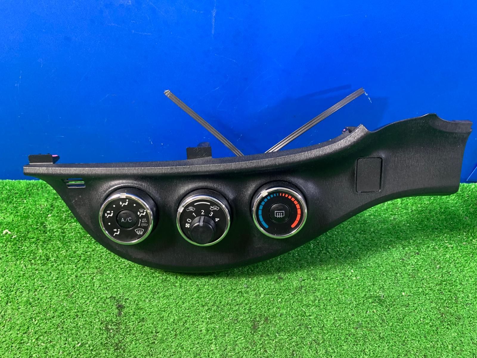 ZT-7427] 純正トヨタ ヴィッツ KSP130 エアコンスイッチコントローラー