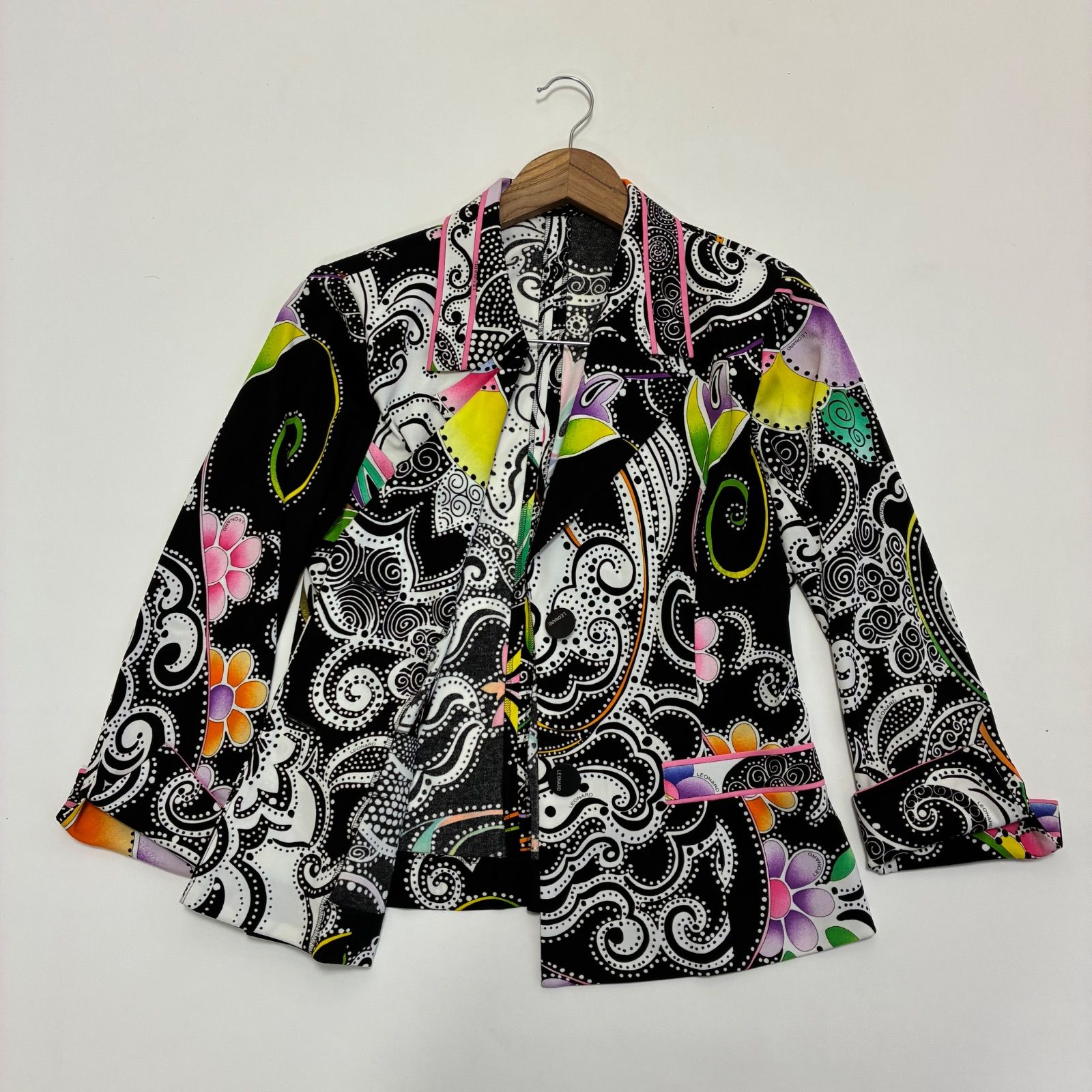 【美品】LEONARD カンカン素材 フラワープリント テーラードジャケットL LEONARD 美品 カンカン素材 多色の花柄デザインが特徴的なテーラード
