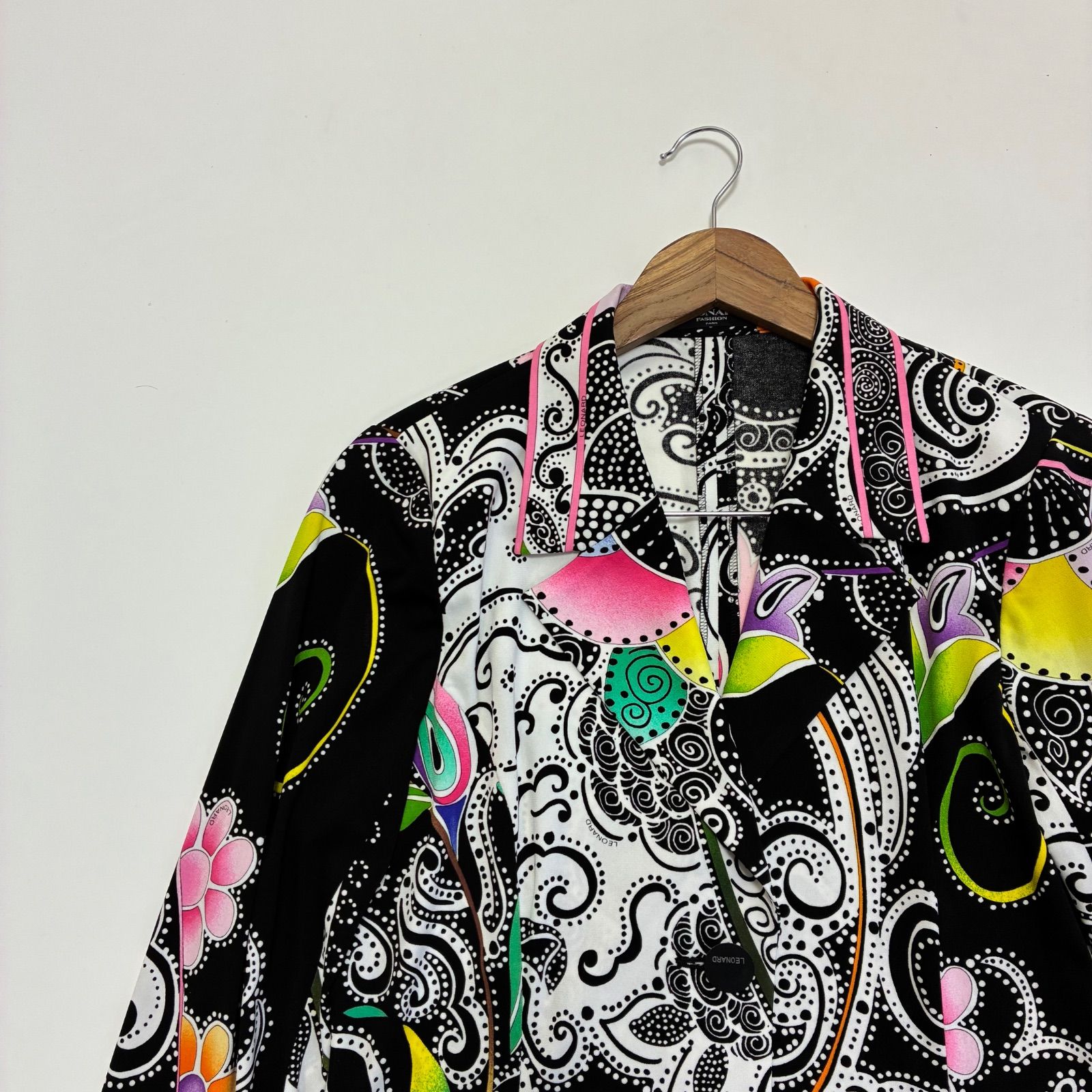【美品】LEONARD カンカン素材 フラワープリント テーラードジャケットL LEONARD 美品 カンカン素材 多色の花柄デザインが特徴的なテーラード