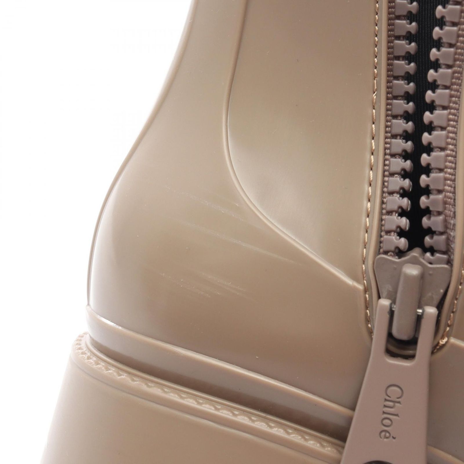 クロエ　レインブーツ　ベージュ クロエ“スカラップ装飾入り”レインブーツ「レイナ」発売、ラウンドトゥ