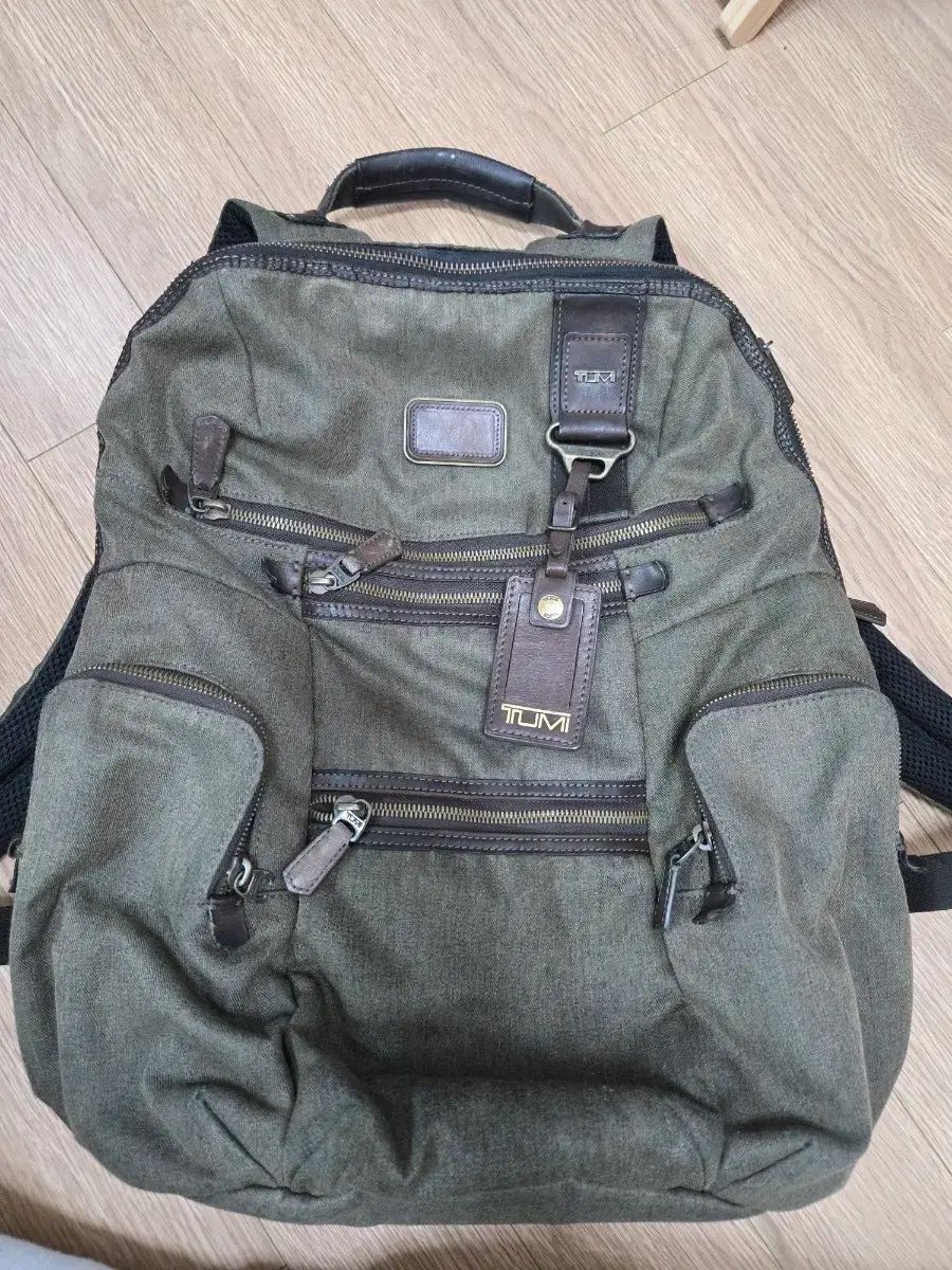 TUMI トゥミ バックパック カーキ色
