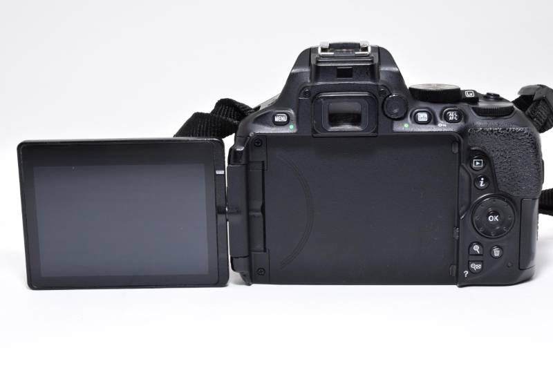 実用品】Nikon ニコン D5600 ボディ デジタル一眼カメラ #3992-3
