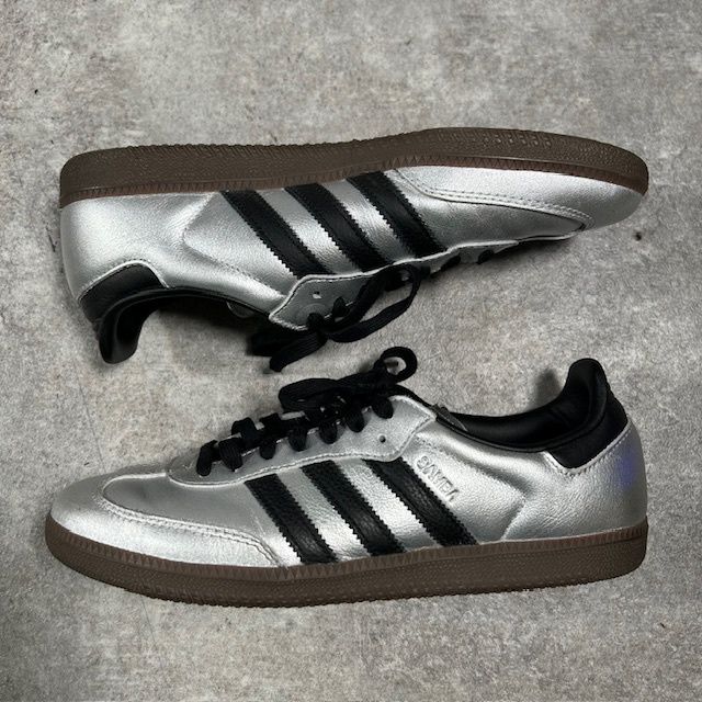 スニーカー シルバー