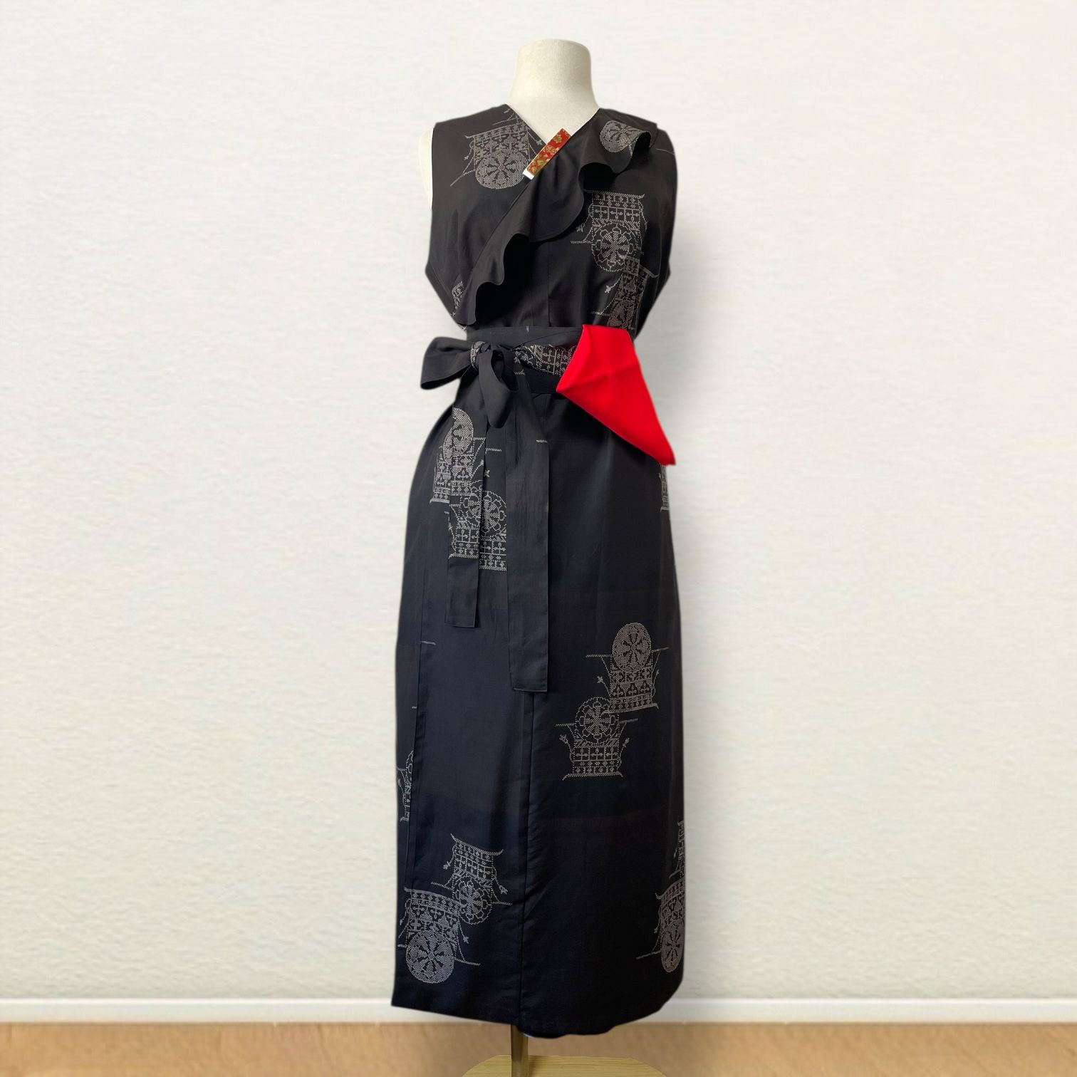 4 WAY ︎ 大島紬 Kanataの茶道ドレス 大きめサイズ ブラウンに御所車文が気品高い本場大島紬７マルキのお着物で作ったおしゃれな茶道お稽古着 逆勝手兼用 サッシュベルト 手提げ袋付き