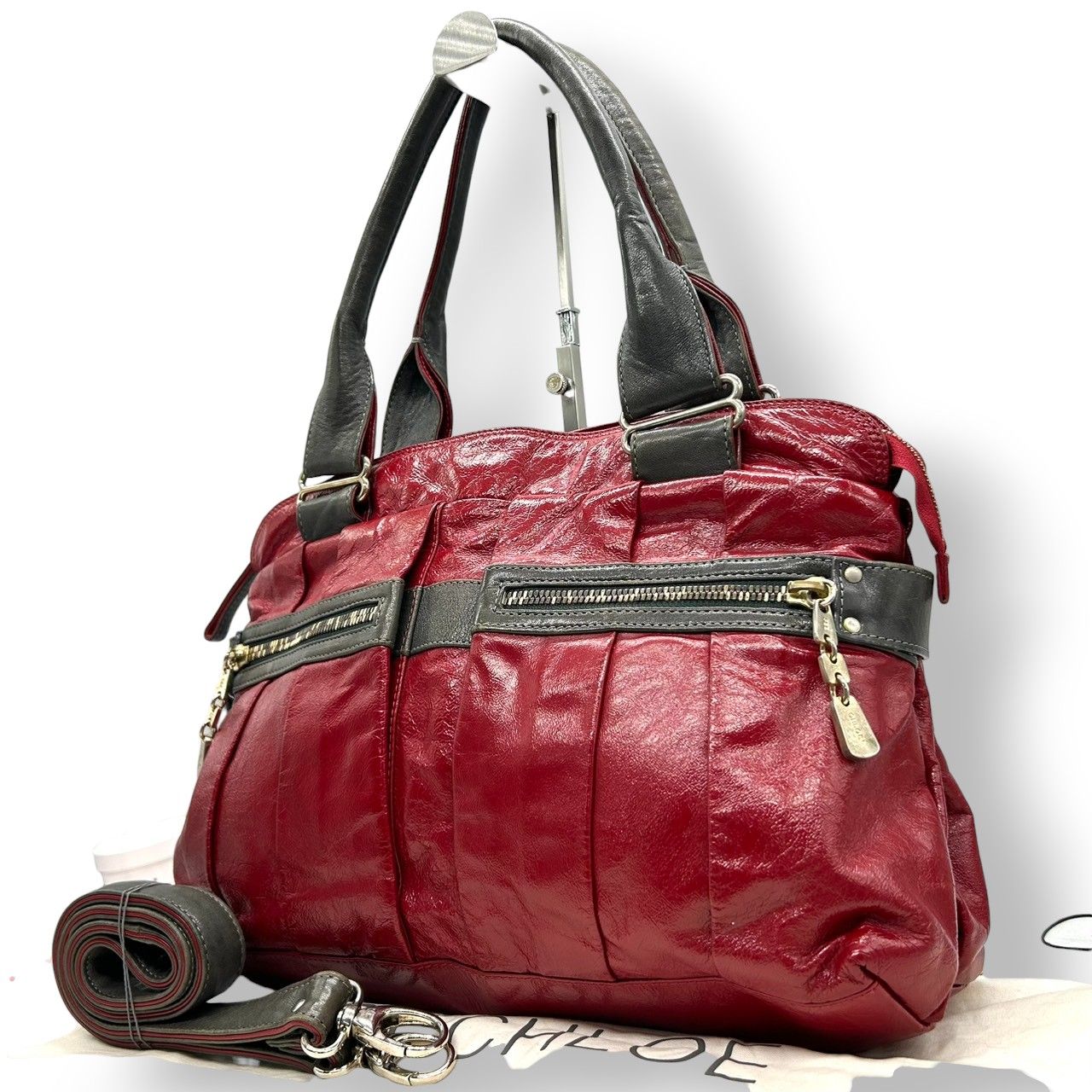 シーバイクロエ See By Chloe デイトリッパー 2 WAY ハンドバッグ ショルダーバッグ 斜め掛け パテントレザー エナメル 本革 レッド 赤 グレー バイカラー A 4 大容量 軽量 カジュアル モード レディース 保存袋付 鞄 カバン U 3