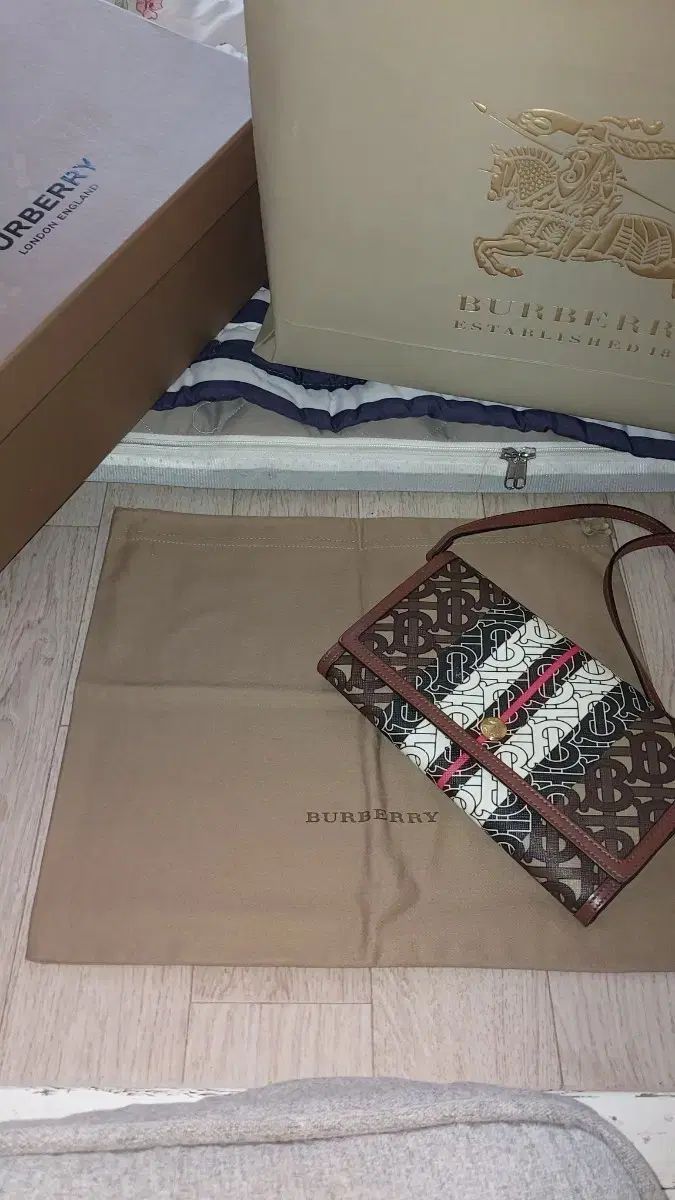 バーバリーモノグラム クロスバック