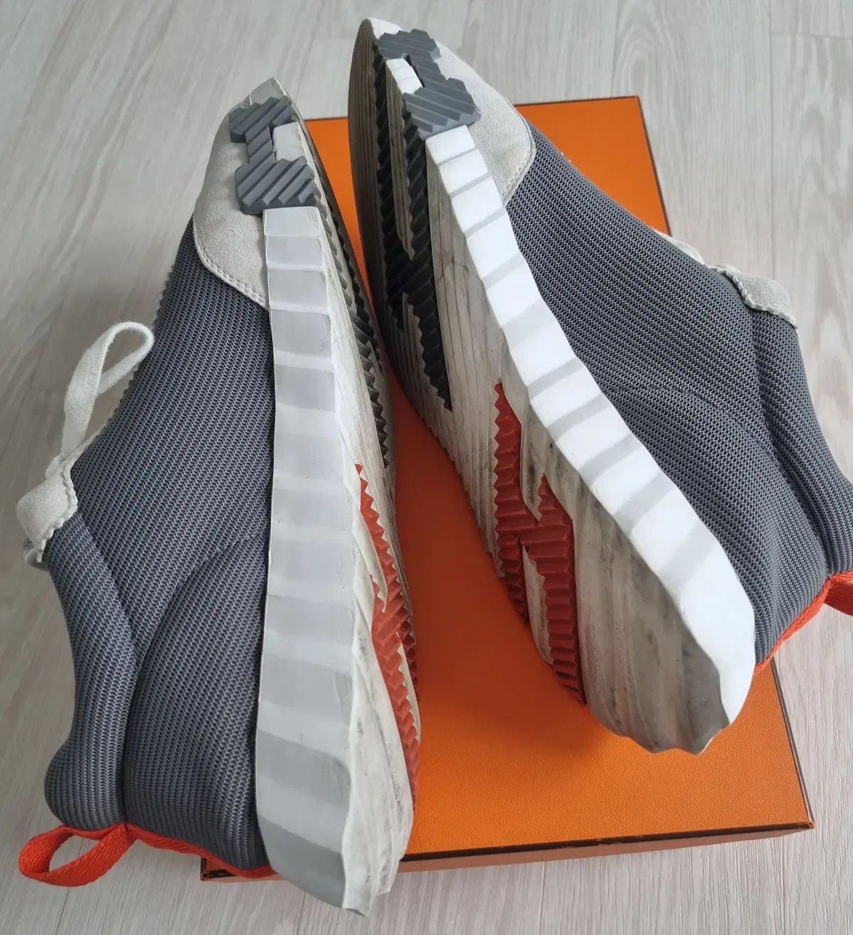 バウンシング スニーカー