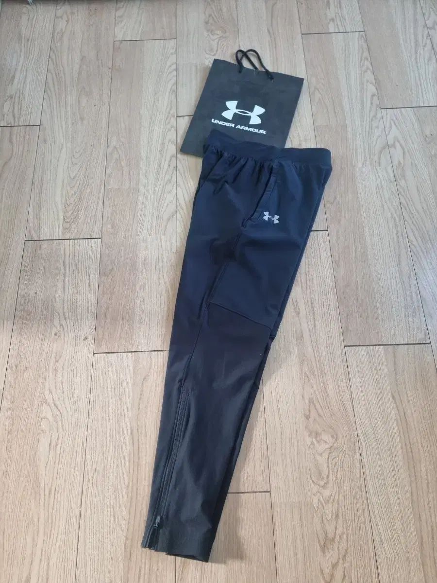 UNDER ARMOUR アンダーアーマー ズボン ブラックカラー 27 29 着用者によく合います